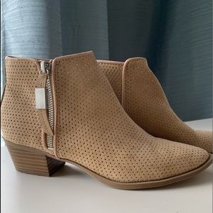 Suede ankle boots with side zipper.